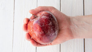 Shiny Apples Are Not Always Pure: 6 Easy Ways to Clean Them Safely