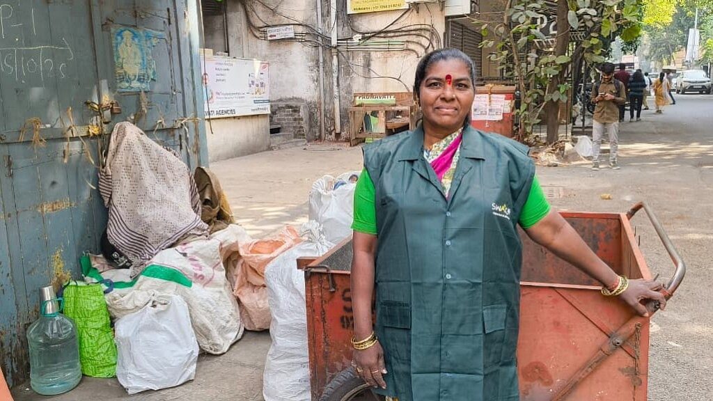 Pune Waste Collector Anju Mane Returns Rs 10 Lakh, Wins Hearts of Residents
