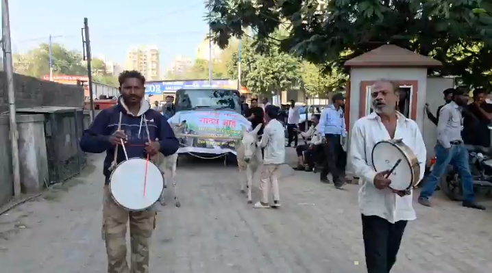 Pune video: Mahindra Thar owner stages protest, ties donkeys to SUV and drags it to Wakad showroom