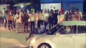 Drunken Woman Disrupts Traffic on Satara Highway, Sits on Vehicle Bonnets; Viral Video Raises Safety Concerns