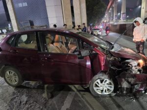 Pune: Speeding Car Crashes Into Metro Pillar on Paud Road, Driver Injured
