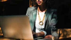 "‘I Earn Less, But I Sleep Better’: Woman Rejects 35% Higher Offer After Hiring Manager’s Rude Behaviour; LinkedIn Post Goes Viral"