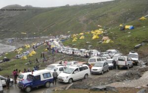 No Escape: Viral Visuals From Himachal Show Tourist Surge, Traffic Chaos Near Rohtang Region