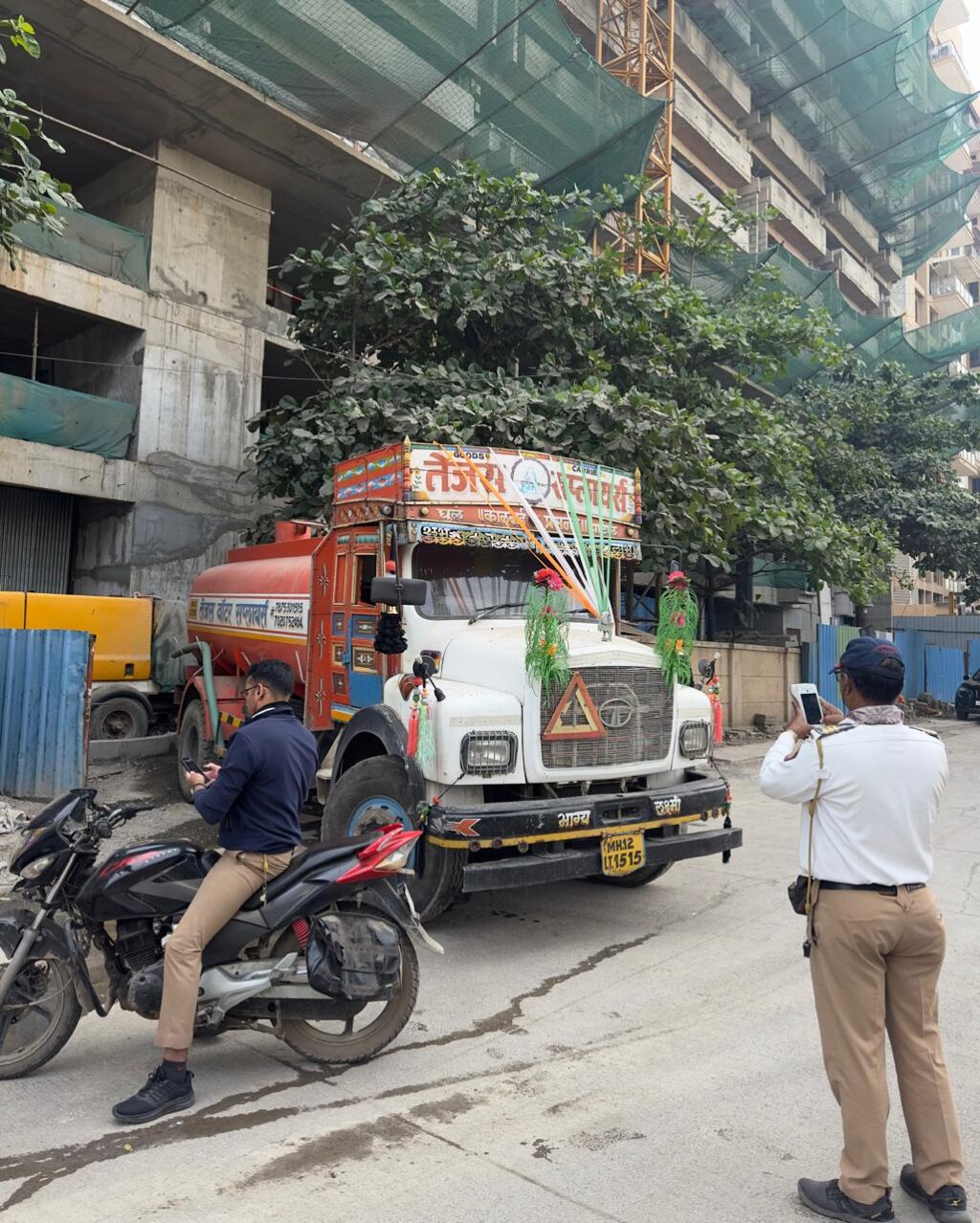 Pune: Kondhwa Traffic Police Crack Down On Illegal Parking By Lodha's Construction Vehicles, Mohamadwadi Residents Relieved