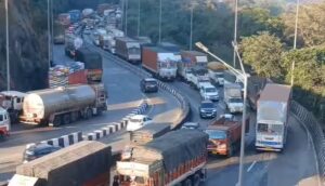 Mumbai–Pune Expressway: Heavy traffic jam on Pune lane near Khandala Borghat; police on site.