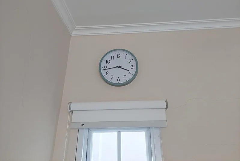 Financial Stress at Home? Wrong Wall Clock Direction Could be the Reason; Know What Vastu Shastra Says