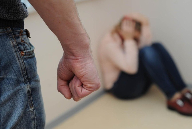 Horrific Incident: Man Beats Wife, 4-Year-Old Son With Kitchen Pan For Not Serving Dinner on Time
