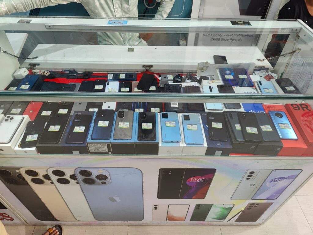 Pune: Six Shop Owners Booked For Selling Counterfeit Apple Accessories In Budhwar Peth, Goods Worth ₹10.39 Lakh Seized