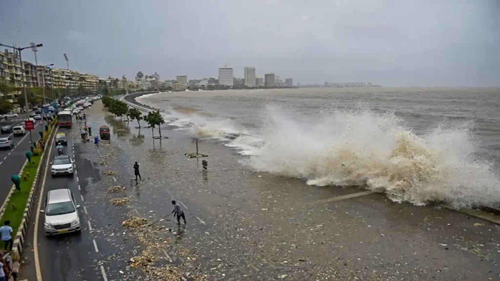 Mumbaikars Be On Alert As 5-Metre High Tide Expected For 'These' Three Days; Avoid Going to Beaches
