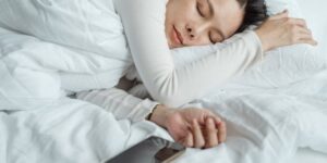 Keeping Your Phone Close While Sleeping May Harm Your Brain, Say Experts