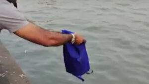 Foreigner Records Man Dumping Trash Into Sea at Gateway of India, Internet Reacts Strongly