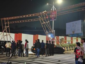 Pune: Speeding Car Rams Into Illegal Event Arches At SM Ghule Circle, Triggering Fresh Safety Concerns In Mohammadwadi