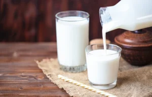 Drinking 1 Litre of Buttermilk Daily: Health Benefits, Risks, and Why Moderation Matters