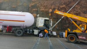 Gas Tanker Dashes Into Crash Barrier On Pune–Mumbai Expressway, Traffic Disrupted Near Amritanjan Bridge