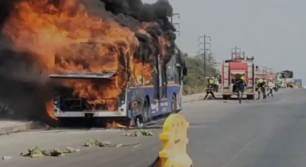 PMPML Electric Bus Gutted in Fire at Chakan MIDC; Around 50 Passengers Escape Unhurt