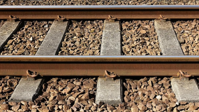 Why Do Railway Tracks Have Gaps Between Them, and How Much Space Is There?