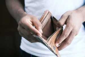 Salary Comes and Goes? Money Doesn’t Stay at Home? Read These Essential Vastu Tips