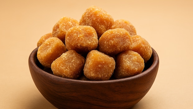 Check if Jaggery Contains Washing Powder Or Baking Soda: Simple Home Test To Check Purity