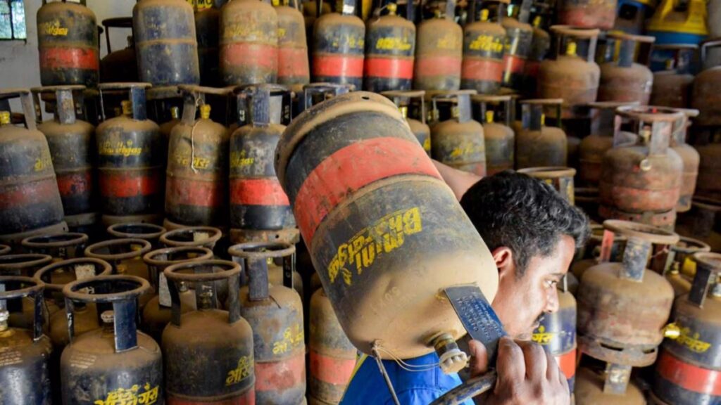 Commercial LPG Shortage Hits Pune: Hotels Turn to Wood Stoves as Markets See Rush for Alternatives