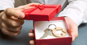 Gift Deed or Will: Which Is Better for Property Transfer? Key Differences Explained