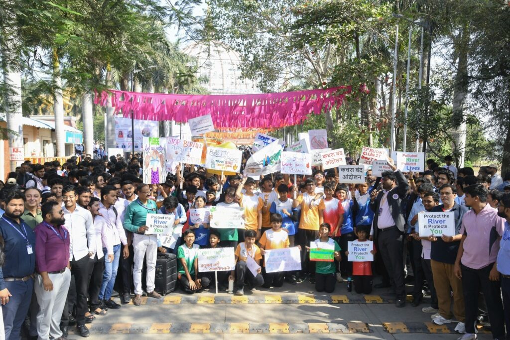 Pune: Toxic Smoke Pushes AQI to 340 in Loni Kalbhor; MIT ADT Students Stage Protest Against Riverbed Dumping