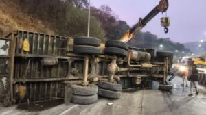 Truck Carrying Fish Overturns on Mumbai-Pune Expressway, Traffic Towards Mumbai Temporarily Disrupted
