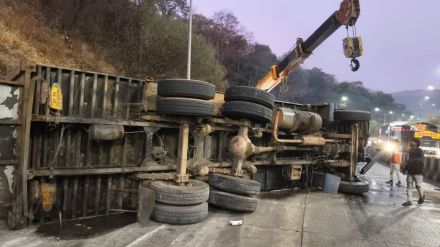 Truck Carrying Fish Overturns on Mumbai-Pune Expressway, Traffic Towards Mumbai Temporarily Disrupted