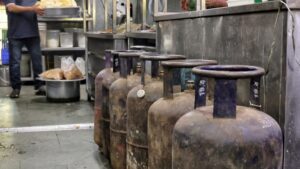 LPG Crisis: Restaurant Body NRAI Asks Eateries To Curtail Menus, Conserve Fuel