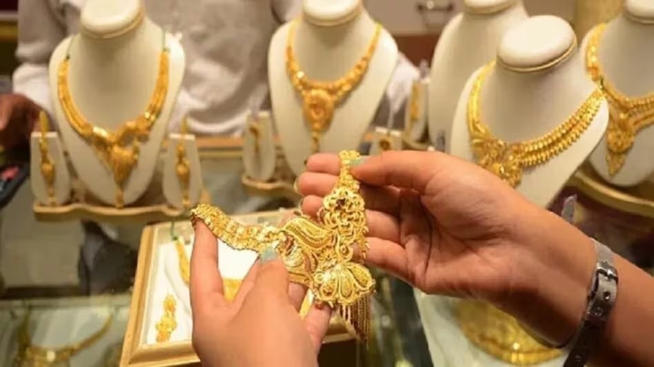 Should You Pre-Book Gold Or Silver For Akshaya Tritiya 2026? Key Pros, Risks Explained
