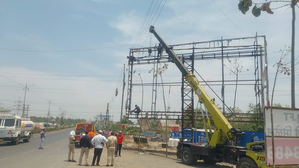 Pune: PMRDA Demolishes Illegal Hoarding In Lonikand, Warns Of Strict Action