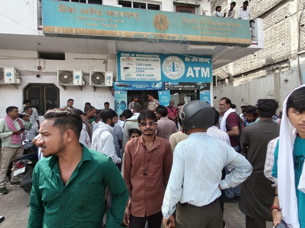 Daylight Robbery at Bank of Maharashtra: Armed Men Loot Cash and Gold in 20 Minutes, Manager Attacked
