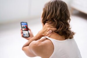 Your Phone May Be Reshaping Your Body: Doctors Warn About ‘Text Neck’ And ‘Smartphone Pinky’