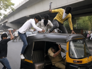 Pune Koyta Attack: Rickshaw Driver Brutally Attacked Near Rajmata Underpass, Panic Grips City