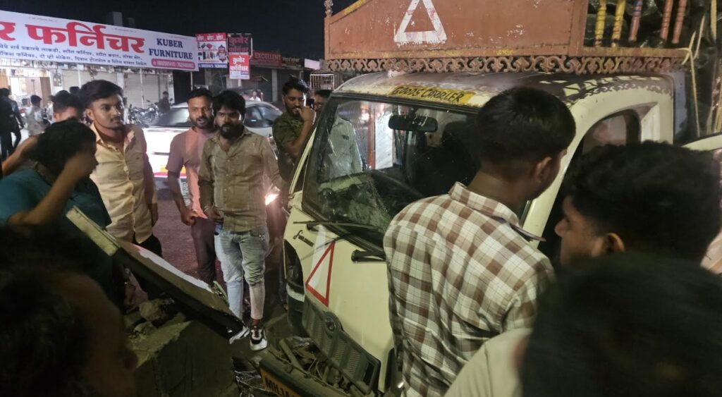 Pune: Tempo Crashes Into Divider Near Handewadi Chowk, Residents Raise Safety Concerns Over Late-Night Accidents