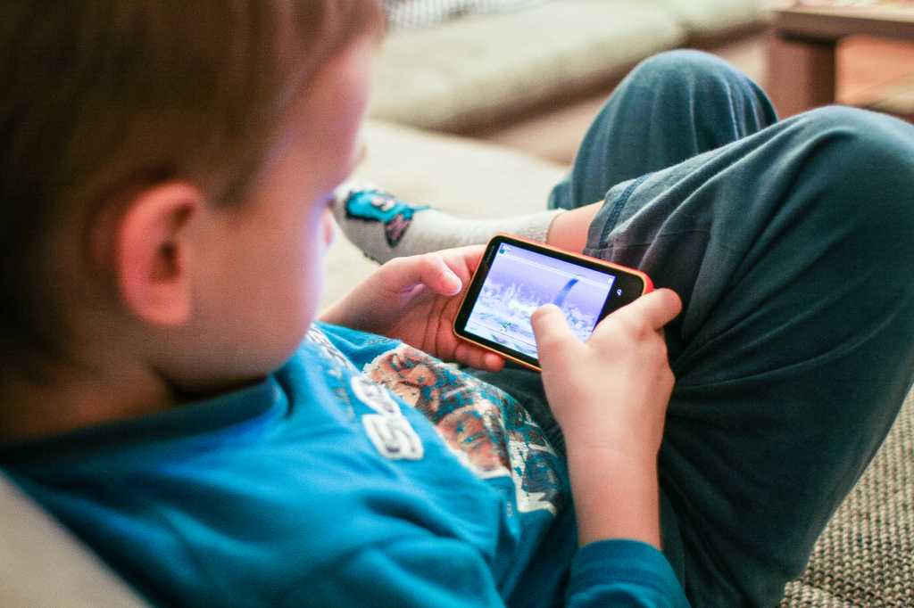 Smartphone Use Before Age 13 Linked to Serious Mental Health Risks Later, Global Study Finds