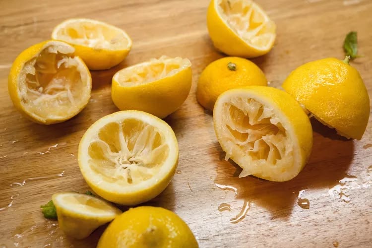 Don’t Throw Away Lemon Peels! Smart Ways to Clean Kitchen Gadgets Naturally