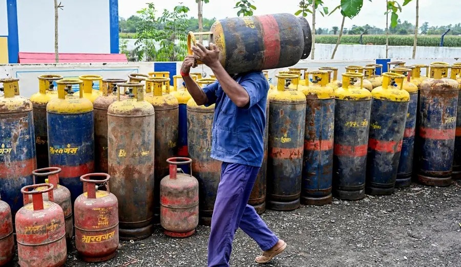 Commercial LPG Price Hiked by ₹42; 19-Kg Cylinder Now Costs ₹3,113.50, While Domestic Rates Remain Unchanged