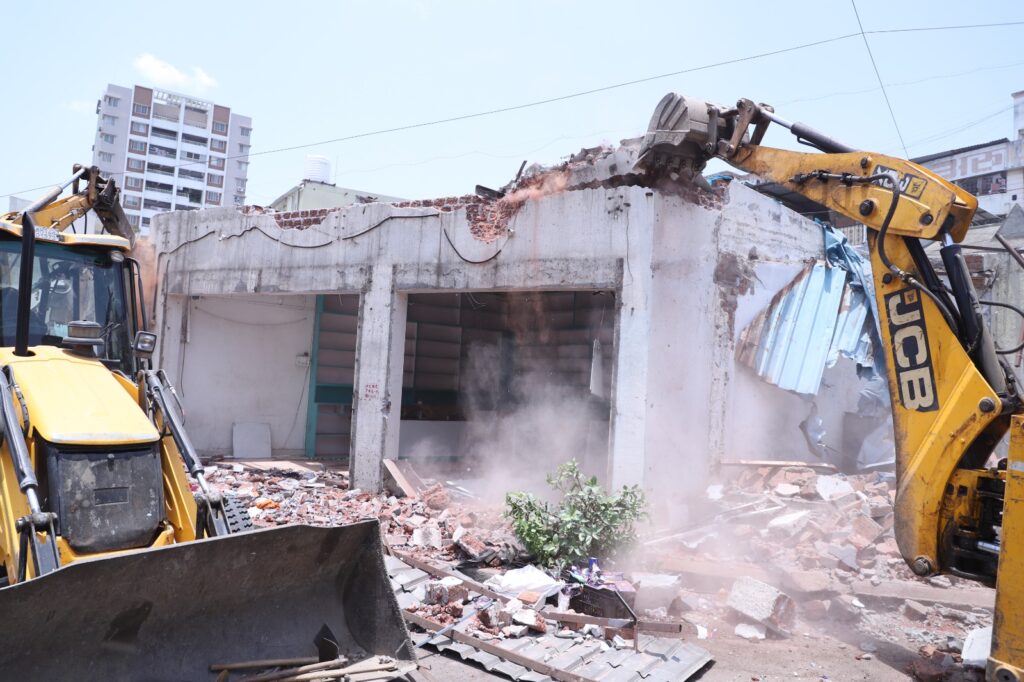 PCMC Demolishes Illegal Structures Spread Across 1,858 Sq. Metres In Thergaon 