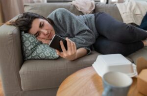 How Constant Doomscrolling News Can Affect Your Mental Health? Read On