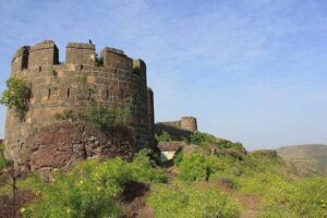 Best Monsoon Forts Near Saswad for Nature and History Enthusiasts