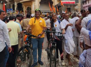 Pune Father-Daughter Complete 220 km Cycle Wari; Spread AI Awareness In Pandharpur