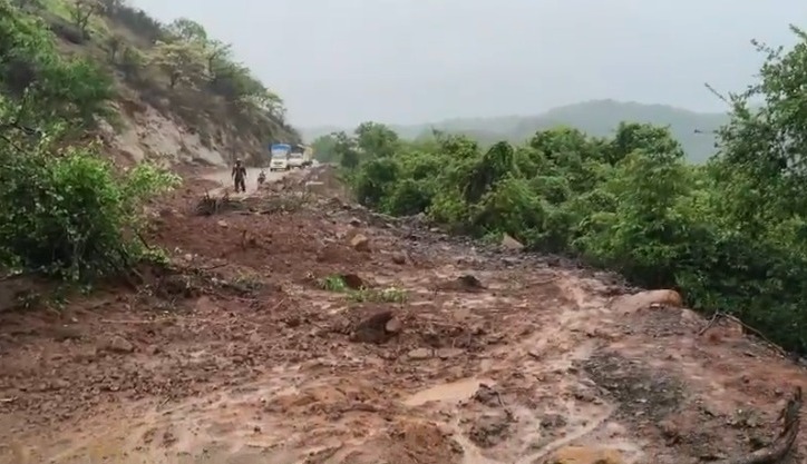 Pune: Landslide Blocks Varandha Ghat In Bhor Taluka; Traffic Halted As Clearance Operations Begin