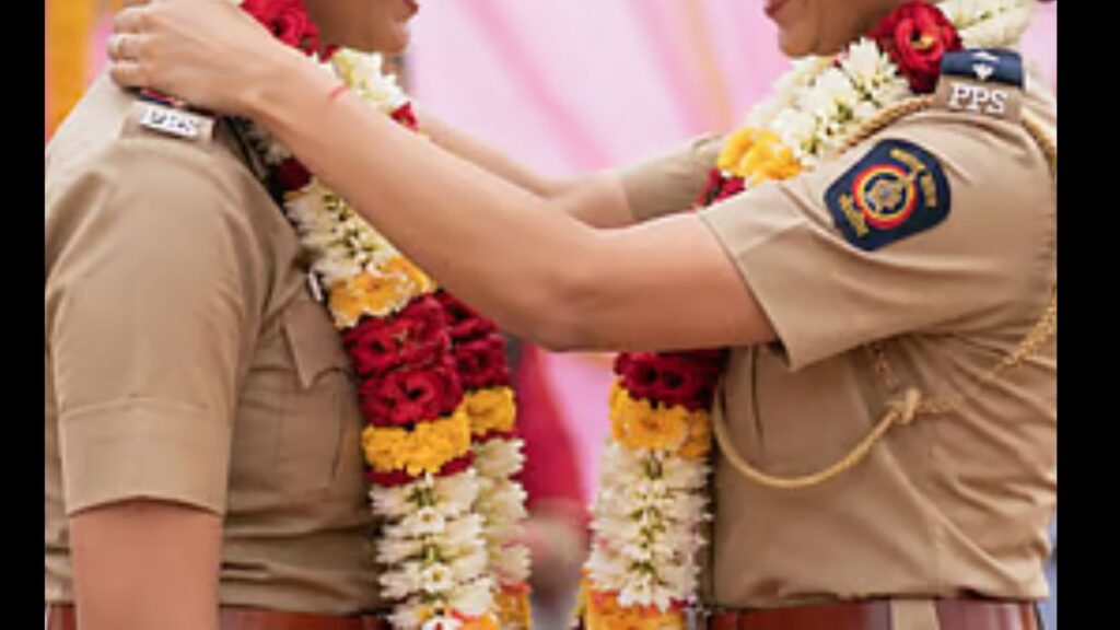 महिला पोलिस कर्मचाऱ्यांचा नियोजित समलिंगी विवाह रद्द; कौटुंबिक दबावाची चर्चा महिला पोलिस कर्मचाऱ्यांचा नियोजित समलिंगी विवाह रद्द; कौटुंबिक दबावाची चर्चा